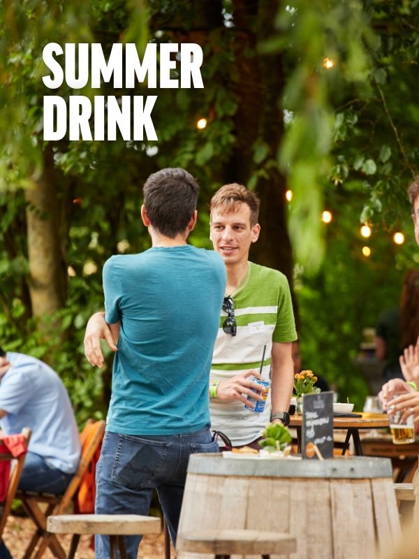 Bekijk hieronder de aftermovie van onze geweldige Summer Drinks om alvast in de zomerstemming te komen! 🍹 De zomer is eindelijk gearriveerd en wat is er beter dan ontspannen en genieten van heerlijke drankjes onder  (1)