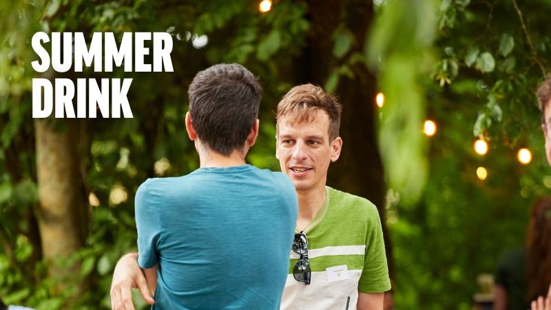 Bekijk hieronder de aftermovie van onze geweldige Summer Drinks om alvast in de zomerstemming te komen! 🍹 De zomer is eindelijk gearriveerd en wat is er beter dan ontspannen en genieten van heerlijke drankjes onder  (1)