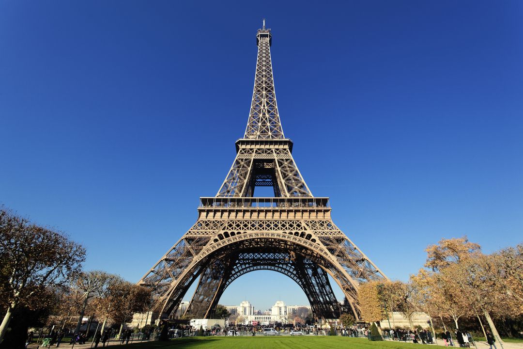 famous-eiffel-tower-paris-with-gorgeous-colors